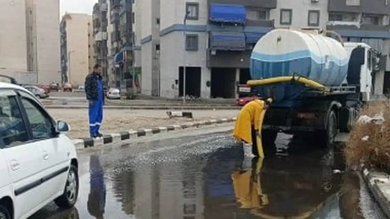 مياه القناة تواصل جهودها الميدانية لاحتواء تجمعات الأمطار في شوارع محافظة بورسعيد